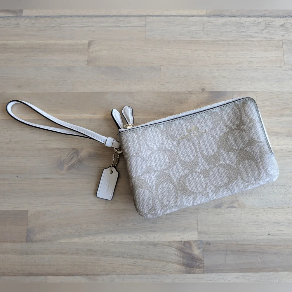 COACH Corner Zip‎ Wristlet